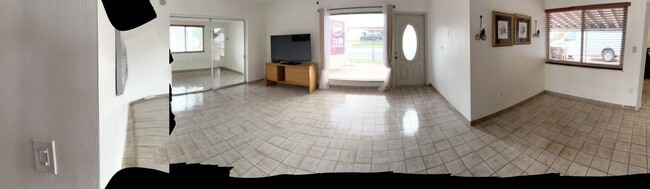 957 W 67th St in Hialeah, FL - Building Photo - Building Photo