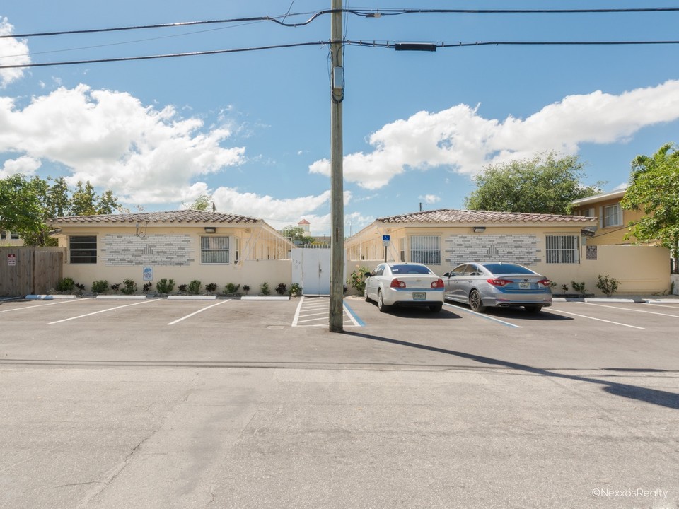 110-120 NE 55th St in Miami, FL - Building Photo