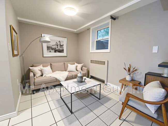 16 Kingsway Dr in Hamilton, ON - Building Photo - Building Photo