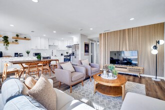 2361 Gonzaga Ln in Riverside, CA - Foto de edificio - Building Photo