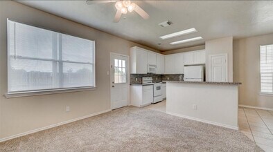 8743 Thistlemoor Ln in Houston, TX - Foto de edificio - Building Photo