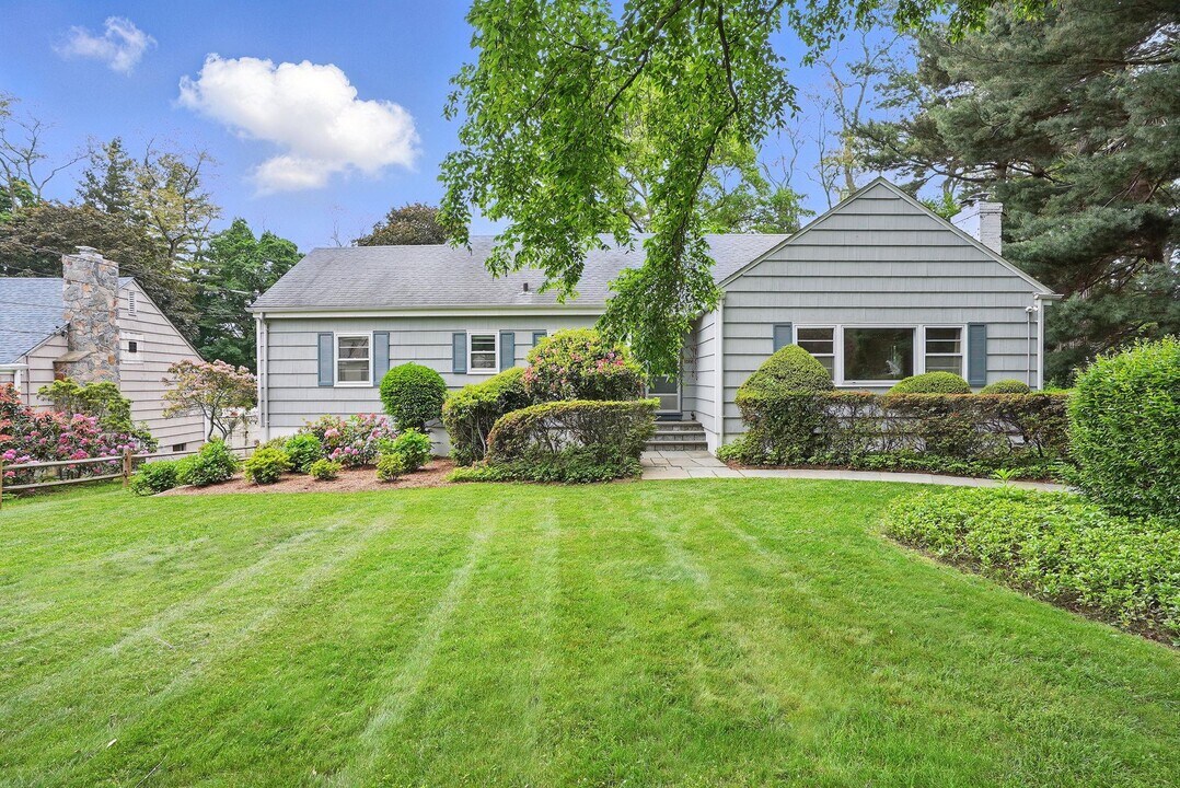 25 Scott Cir in Harrison, NY - Building Photo