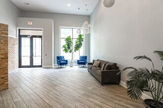 680 N Milwaukee Ave, Unit 504 in Chicago, IL - Building Photo - Building Photo