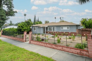 15942 Devonshire St in Granada Hills, CA - Building Photo