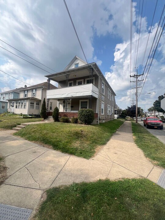 2102 Raspberry St in Erie, PA - Building Photo
