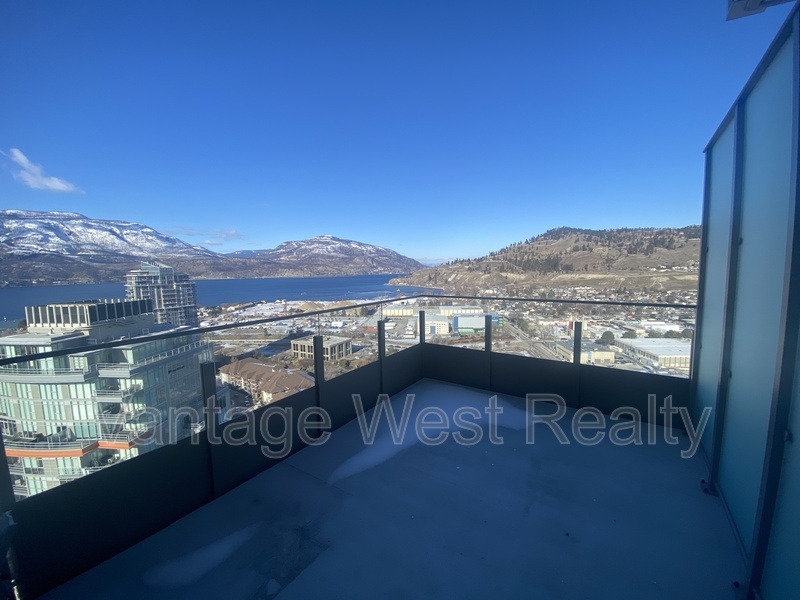 1181 Sunset Dr in Kelowna, BC - Building Photo