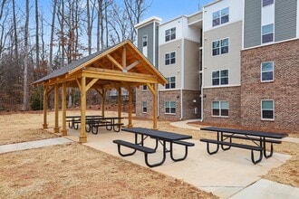 Leonard Greene in Dallas, NC - Foto de edificio - Building Photo