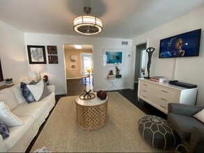 835 NE 21st Dr, Unit A in Wilton Manors, FL - Building Photo - Building Photo