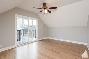 2437 N Ashland Ave, Unit 2F in Chicago, IL - Building Photo