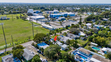 323 De Carie St in Delray Beach, FL - Foto de edificio - Building Photo