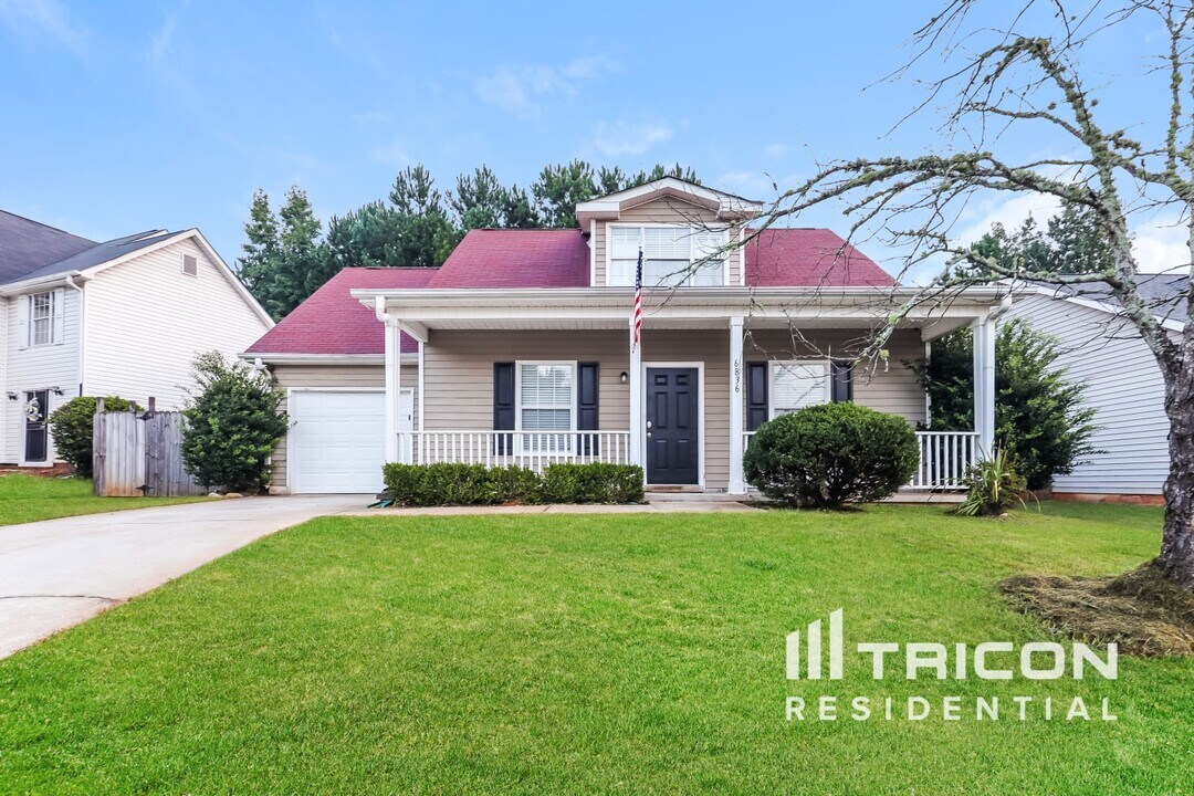 6836 Saganaw Dr in Rex, GA - Building Photo