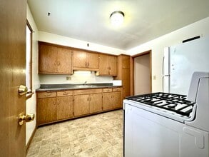 608 N 90th St in Milwaukee, WI - Foto de edificio - Building Photo