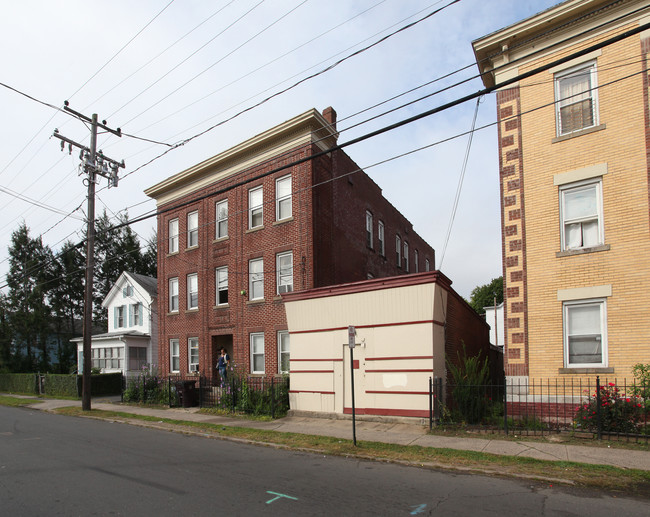 66-68 Oak St in New Britain, CT - Building Photo - Building Photo