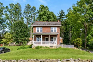 2506 Willow Park Rd in Bethlehem, PA - Building Photo