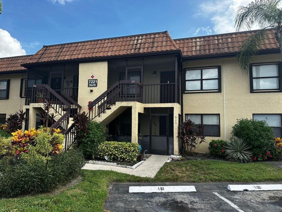 7221 Golf Colony Ct in Greenacres, FL - Building Photo