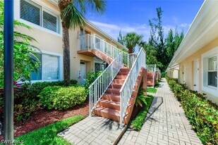 2400 Bayou Ln in Naples, FL - Building Photo