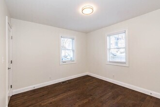 27 1st St, Unit 1 in Medford, MA - Foto de edificio - Building Photo