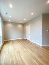 1058 W Cornelia Ave, Unit 1050-202 in Chicago, IL - Building Photo - Building Photo
