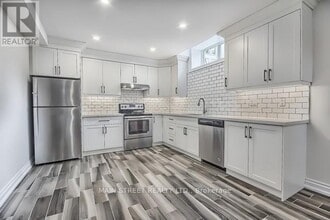 770 Queen St in Newmarket, ON - Building Photo - Building Photo