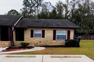 9525 Lake Park Dr in Thonotosassa, FL - Building Photo