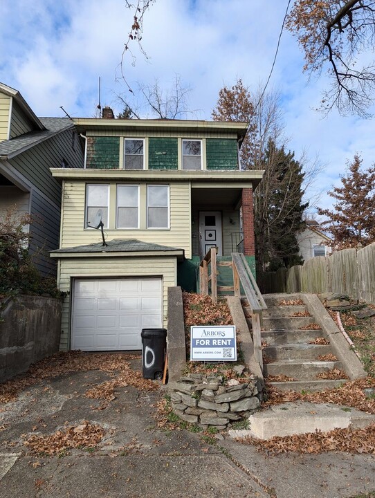 1110 Ingham St in Pittsburgh, PA - Foto de edificio