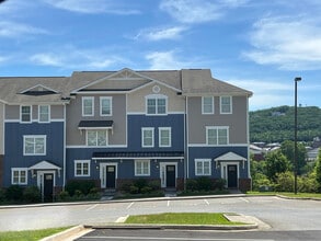 The Vue at College Square (Student Housing) in Lynchburg, VA - Building Photo - Building Photo