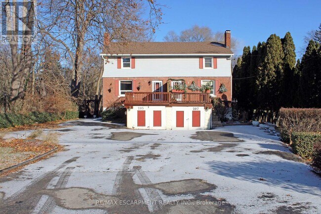 205 Main St E in Grimsby, ON - Building Photo - Building Photo