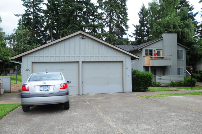 6759 SW Montauk Cir in Lake Oswego, OR - Building Photo - Building Photo