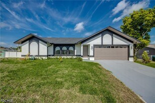 412 NE 17th Pl in Cape Coral, FL - Building Photo