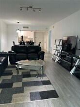 100 Lakeview Dr in Weston, FL - Building Photo - Building Photo