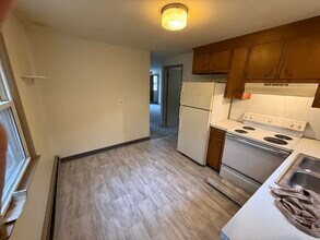 372 Park St, Unit 6 in Bristol, CT - Foto de edificio - Building Photo