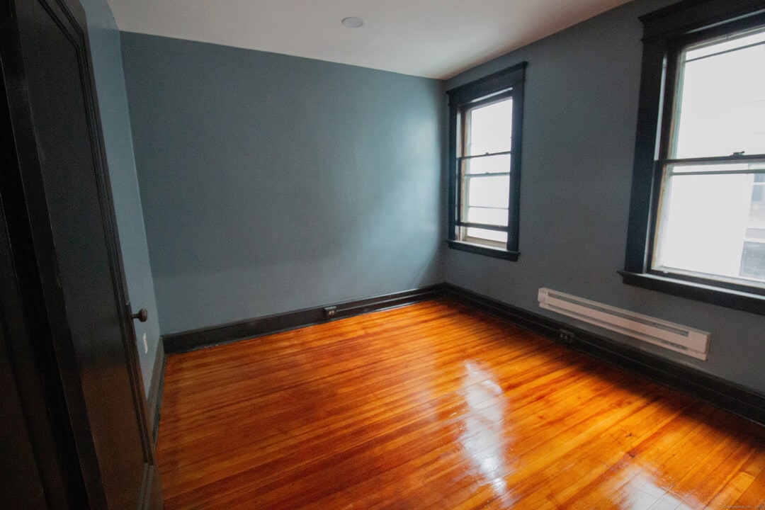 73 Lounsbury St in Waterbury, CT - Building Photo