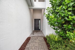 5546 St Armands Way in Westlake, FL - Building Photo