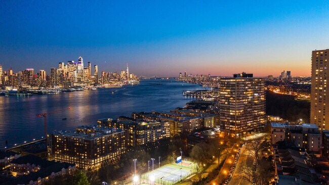 6050 JFK Blvd E in West New York, NJ - Building Photo - Building Photo