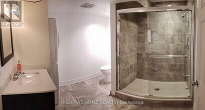 4 Elwin Rd in Brampton, ON - Building Photo - Building Photo