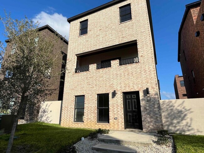 210 Veracruz Dr in Laredo, TX - Building Photo - Building Photo