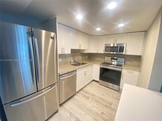 200 Galen Dr in Key Biscayne, FL - Building Photo - Building Photo