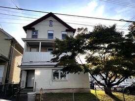 83 Seeley St in Bridgeport, CT - Building Photo