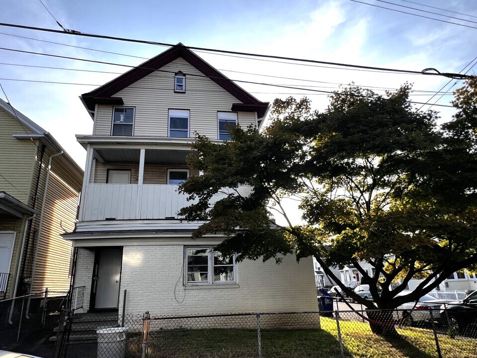 83 Seeley St in Bridgeport, CT - Building Photo