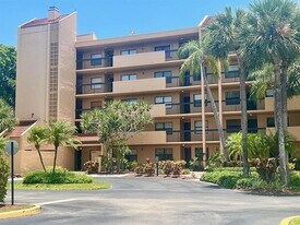2025 Lavers Cir, Unit Lakeside condo in Delray Beach, FL - Building Photo