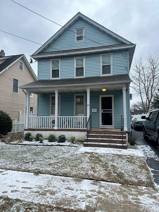 24 Walnut St in Westbury, NY - Building Photo