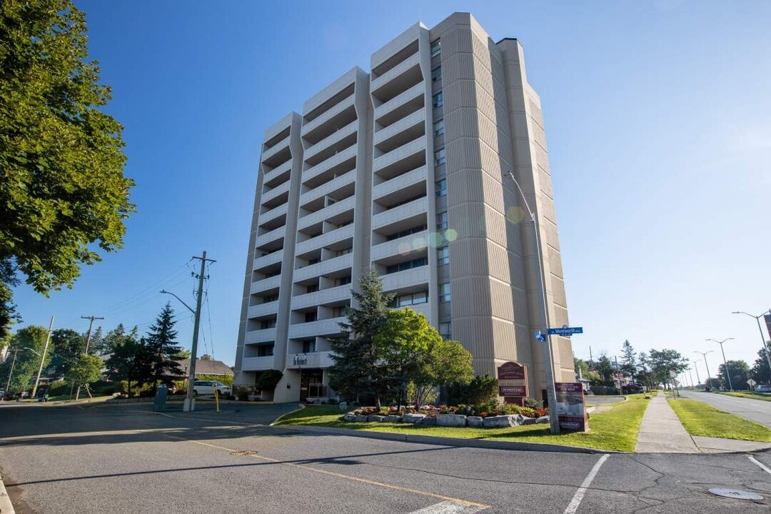 Wentworth Arms in Ottawa, ON - Building Photo