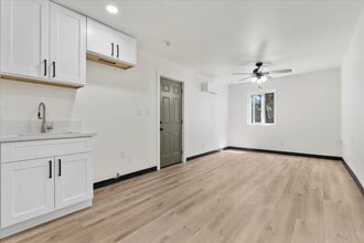 22266 Crest Ln, Unit 2 in Crestline, CA - Building Photo - Building Photo