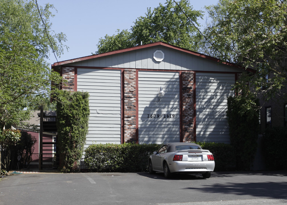 2609-2619 SE Stark St in Portland, OR - Building Photo