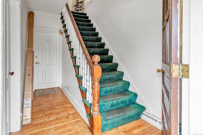 10 Huntington Ave-Unit -2nd Floor in Shelton, CT - Building Photo - Building Photo