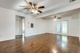 445 E Mistletoe in San Antonio, TX - Building Photo - Building Photo