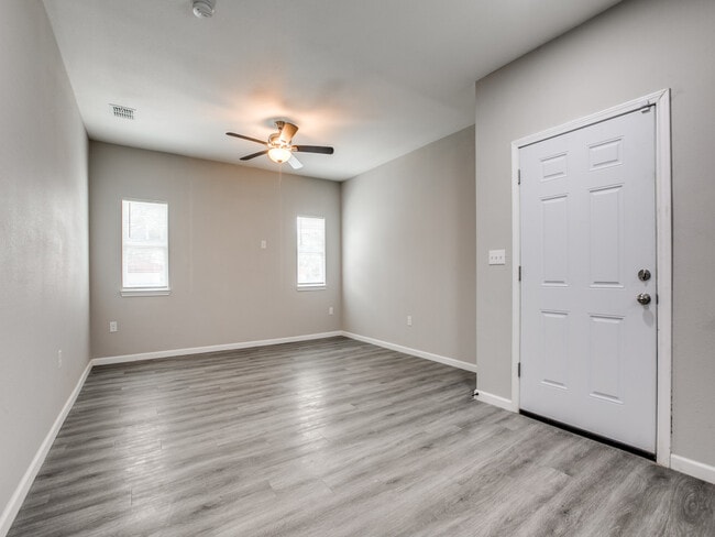 2910 S Laredo St in San Antonio, TX - Building Photo - Building Photo