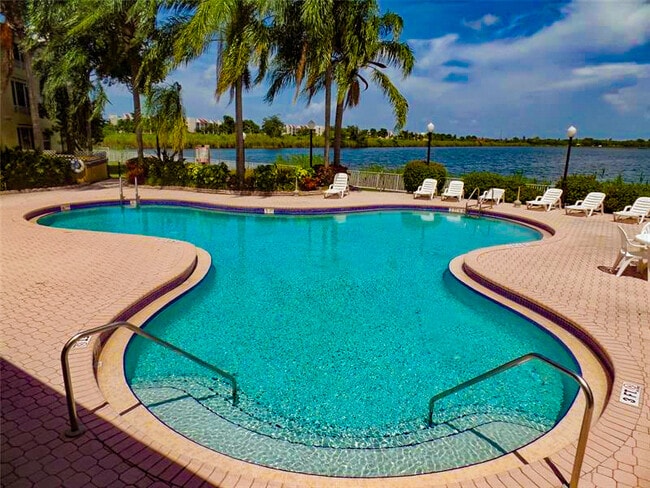 2861 N Oakland Forest Dr, Unit 307 in Oakland Park, FL - Foto de edificio - Building Photo