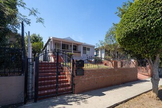 205 Robinson St in Los Angeles, CA - Foto de edificio - Building Photo