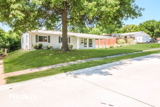 11091 Saxonhall Dr in Bridgeton, MO - Building Photo - Building Photo